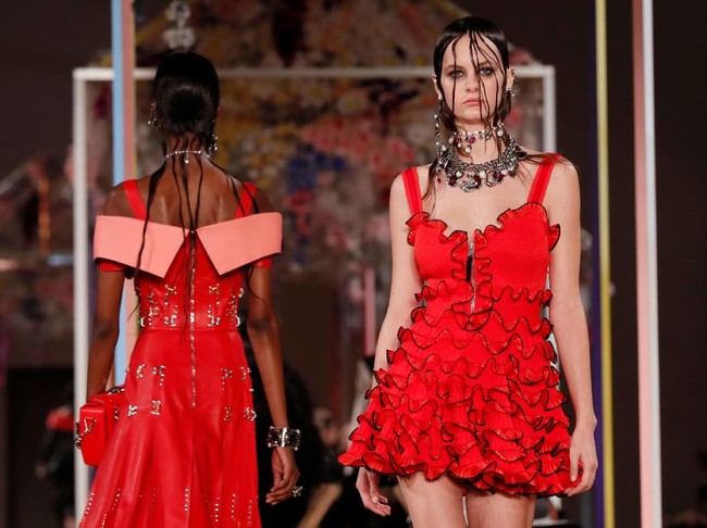 Koleksi Alexander McQueen Spring/Summer 2018 di Paris Fashion Week, Prancis, 2 Oktober 2017. Foto: REUTERS/Gonzalo Fuentes.