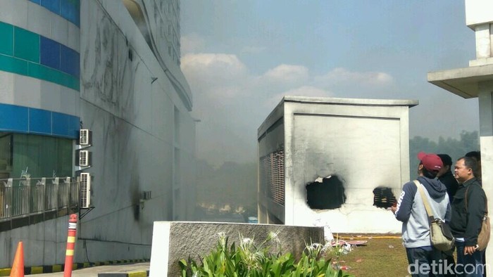 Hampir 12 Jam, Asap Masih Mengepul di Apartemen Cinere Bellevue