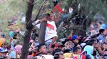 Naik Pohon, Warga Antusias Lihat Atraksi di HUT TNI