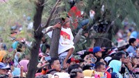 Bahkan ada yang rela naik pohon agar dalam melihat dengan jelas.