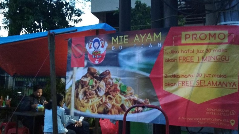 Penjual Mie Ayam Ini Gratiskan Penghapal 30 Juz Alquran Selamanya Penjual Mie Ayam Ini Gratiskan Penghapal 30 Juz Alquran Selamanya