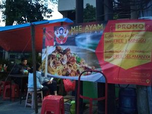 Penjual Mie Ayam Ini Gratiskan Penghapal 30 Juz Alquran Selamanya