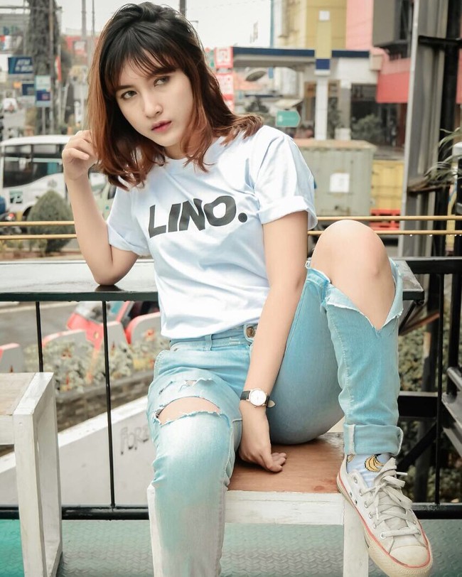 Selain menjadi kasir Alfamart, Erlina juga menjadi endorser berbagai produk dari online shop. Foto: Instagram