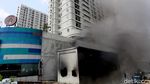 Petugas Damkar Masih Berjibaku Padamkan Api di Apartemen Bellevue