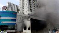 Para penghuni apartemen awalnya sempat terjebak di dalam hunian mereka. Setelah berhasil dievakuasi, pengelola apartemen mengungsikan ke hotel terdekat.