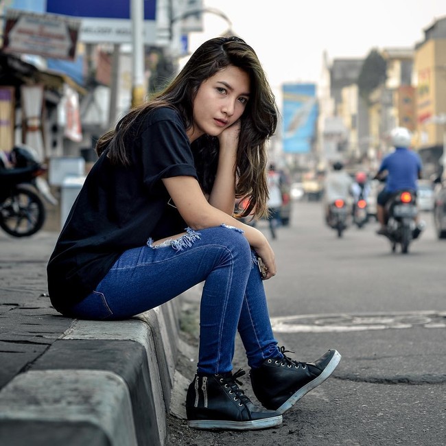 Dalam salah satu postingan foto di Instagramnya, Erlina menulis kalau kehidupan model atau endorser tidak seglamor yang dikira orang selama ini. Ia mengaku saat ini masih kost dan pekerjaan utamanya adalah kasir mini market. Foto: Instagram