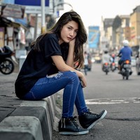 Dalam salah satu postingan foto di Instagramnya, Erlina menulis kalau kehidupan model atau endorser tidak seglamor yang dikira orang selama ini. Ia mengaku saat ini masih kost dan pekerjaan utamanya adalah kasir mini market. Foto: Instagram