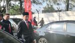 Foto: Momen Jokowi Jalan Kaki 2 Km Tembus Macet ke HUT TNI