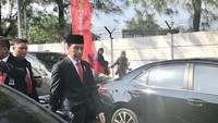 Jokowi turun dari mobil sekitar pukul 07.15 WIB. Dia langsung berjalan kaki menuju tempat puncak peringatan HUT ke-72 TNI.  (Foto: Istimewa)