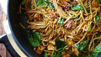 Sayuran, tahu goreng dan irisan daging jadi isian mie goreng ini. Taburan biji wijen bikin rasanya renyah dan aromanya wangi sedap.Foto: Istimewa