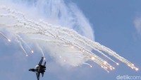 Sementara itu, Matra TNI AU juga memperlihatkan kehebatan Sukhoi sampai hingga F-16. 