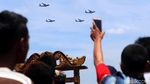 Naik Pohon, Warga Antusias Lihat Atraksi di HUT TNI