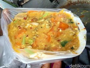Huahh! Tersengat Pedasnya Seblak Kuah Khas Bandung dengan Isian Lengkap