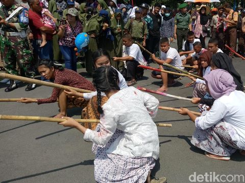 Pelajar di drama kolosal HUT TNI/