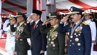 Dalam amanatnya, ia menyampaikan pesan pahlawan nasional Jenderal Sudirman tentang politik TNI. Saya ingat pesan Jenderal Sudirman tentang jati diri TNI yang saya yakin sangat relevan sampai sekarang. Bahwa politik tentara politik negara, politik TNI adalah politik negara. Loyalitas TNI adalah loyalitas negara, ujar Jokowi
