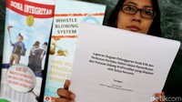 Koalisi Masyarakat Sipil Antikorupsi mengadukan hakim Cepi Iskandar ke Badan Pengawas Mahkamah Agung (Bawas MA). Koalisi ini menilai hakim Cepi harus diperiksa terkait putusan praperadilan yang mencabut status tersangka Setya Novanto.