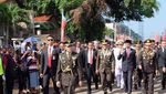 Foto: Momen Jokowi Jalan Kaki 2 Km Tembus Macet ke HUT TNI
