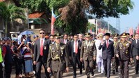 Tiga ratus meter menjelang lokasi upacara, Panglima TNI Jenderal TNI Gatot Nurmantyo, Kepala Staf TNI Angkatan Darat (KASAD) Jenderal TNI Mulyono, Kepala Staf TNI Angkatan Laut (KASAL) Laksamana TNI Ade Supandi dan Kepala Staf Angkatan Udara (KASAU) Marsekal Hadi Tjahjanto menyambut kedatangan Presiden dan berjalan kaki bersama menuju lokasi upacara. (Foto: Biro Pers Setpres)