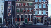 Museum het Rembrandthuis adalah rumah dari pelukis Rembrandt van Rijn hidup di rumah tingkat tiga di dekat kanal, di Amsterdam. Di sana, ia memulai karirnya dan membuat studio lukis terbesar di Belanda. Salah satu karya yang terkenal adalah Nacht Wacht (Dok. l0reley/Instagram)
