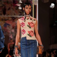 Koleksi Alexander McQueen Spring/Summer 2018 di Paris Fashion Week, Prancis, 2 Oktober 2017. Foto: REUTERS/Gonzalo Fuentes.