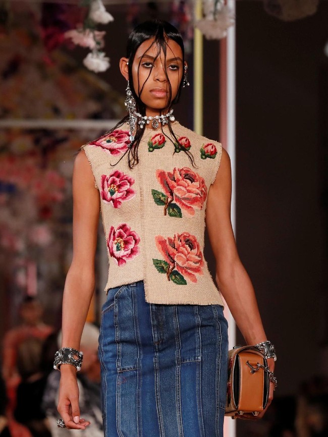Koleksi Alexander McQueen Spring/Summer 2018 di Paris Fashion Week, Prancis, 2 Oktober 2017. Foto: REUTERS/Gonzalo Fuentes.