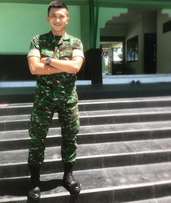 Arvi Antoni, anggota TNI yang bertugas di Banda Aceh ini cukup populer di Instagram. Followers akunnya @arviantoni_pilliang27 mencapai lebih dari 158 ribu. Begitu populernya sampai ada sejumlah orang yang membuat akun palsu atas namanya. Foto: Dok. Instagram