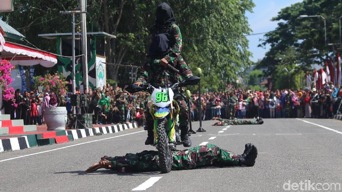 Tentara Dilindas Motor Saat HUT Ke-72 TNI di Banda Aceh
