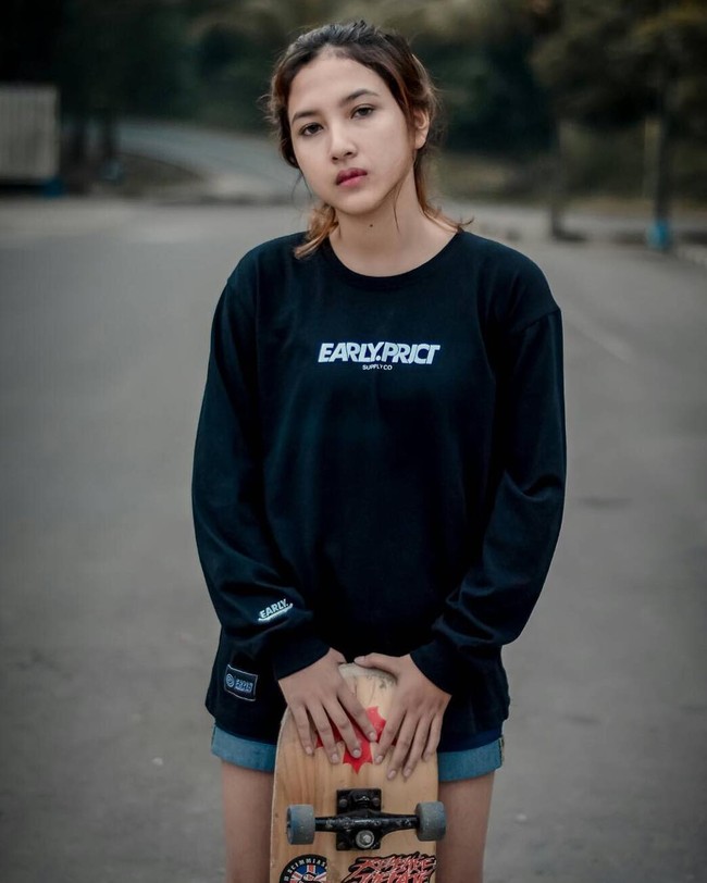 Tidak sedikit netizen yang berkomentar kenapa Erlina masih mau bekerja di mini market. Foto: Instagram