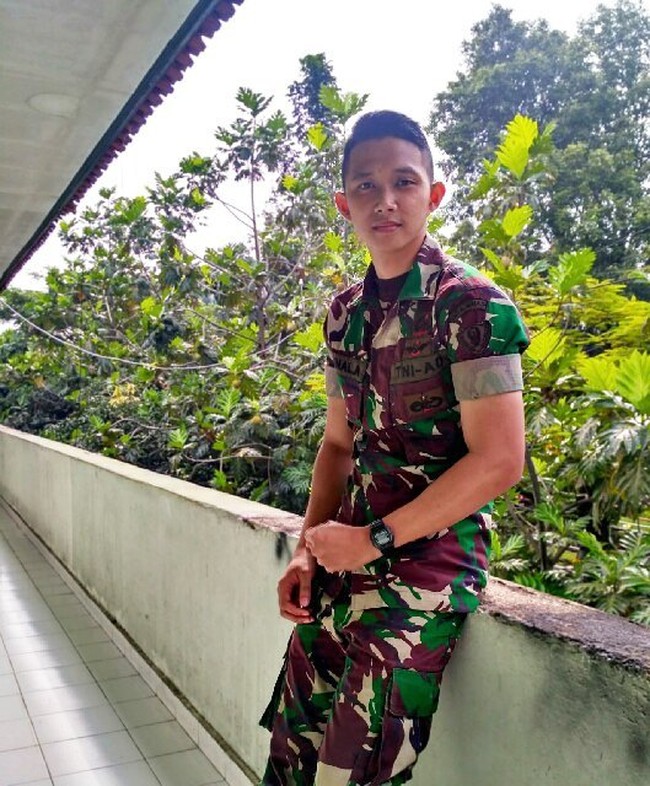 Anggota TNI yang satu ini memikat wanita bukan hanya karena berparas manis. Kemampuannya bermain saxophone juga dikagumi wanita. Pada profil di akun Instagramnya @zhaa_sax, tentara Angkatan Darat itu menulis dirinya adalah INDONESIA SAXOPHONIST. Foto: Dok. Instagram