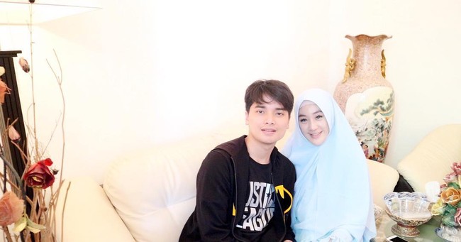 Cantiknya Larissa Chou yang selalu mengenakan khimar ketika berpergian. Khimar tanpa corak bewarna cerah menjadi favoritnya. Pernikahan Larissa Chou dan putra ustaz Arifin Ilham itu sempat menjadi sorotan lantaran menikah di usia yang masih sangat muda.Foto: Dok. Instagram @alvin_411