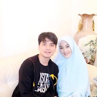 Cantiknya Larissa Chou yang selalu mengenakan khimar ketika berpergian. Khimar tanpa corak bewarna cerah menjadi favoritnya. Pernikahan Larissa Chou dan putra ustaz Arifin Ilham itu sempat menjadi sorotan lantaran menikah di usia yang masih sangat muda.Foto: Dok. Instagram @alvin_411