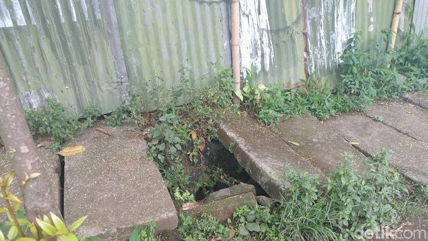 Selain Lokasi Bule Jatuh, Ini Trotoar Bolong di Dago Bandung
