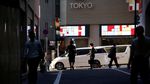 Layar Handphone dan Rutinitas Mengejar Waktu di Tokyo