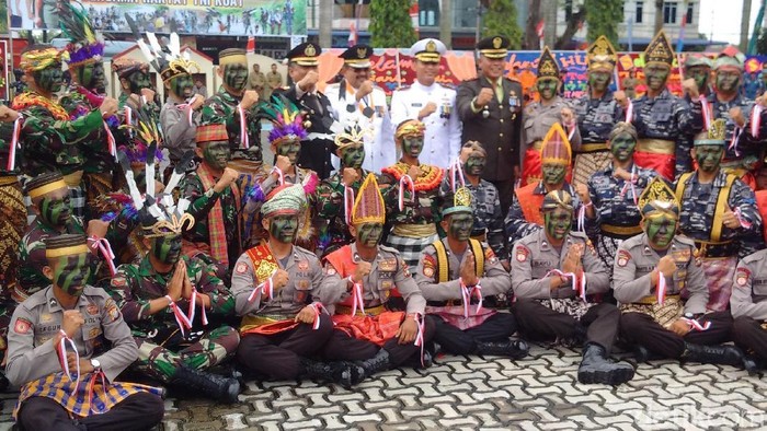 Kompak! HUT Ke-72 TNI di Karimun Dirayakan di Kantor Polisi