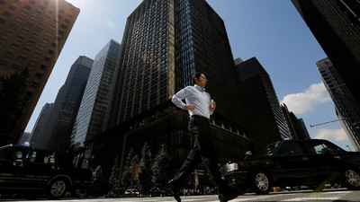 Layar Handphone dan Rutinitas Mengejar Waktu di Tokyo