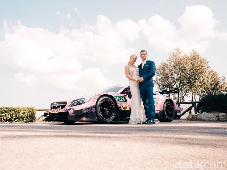 Keren! Mobil Balap Jadi Mobil Pengantin