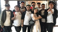 Cuma Ayu Ting Ting yang mengenakan celana putih di antara The Rojaks. Foto: dok Instagram