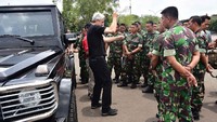 Chief Instructor Mercedes-Benz Guard Driver Training Matthias Kleinmichel sedang memberikan arahan kepada para Paspampres dalam rangkaian pelatihan Guard Driver Training 2017. (Mercedes-Benz).