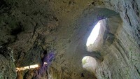 Satu lagi yang menarik, di sana traveler dapat mencoba bungee jumping tepat di bagian mata dewa. Siap-siap teriak, dari ketinggian 30-an meter ke bawah ke bagian dalam gua. Huaa!  (Offical Tourism Portal of Bulgaria)