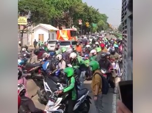 Gerombolan Pemotor Nakal, Gotong-Royong Demi Tak Ditilang