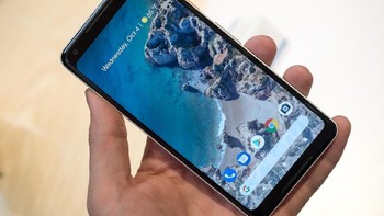 Kemampuan Google di bidang hardware dipertanyakan dengan banyaknya masalah menimpa smartphone Pixel 2 XL. Sejumlah pengguna melaporkan layar burn-in, suara klik, sampai paket penjualan yang tak dilengkapi dengan Pixel Buds. Bahkan ada pembeli yang mendapati ponselnya tanpa sistem operasi. Foto: Ars Technica