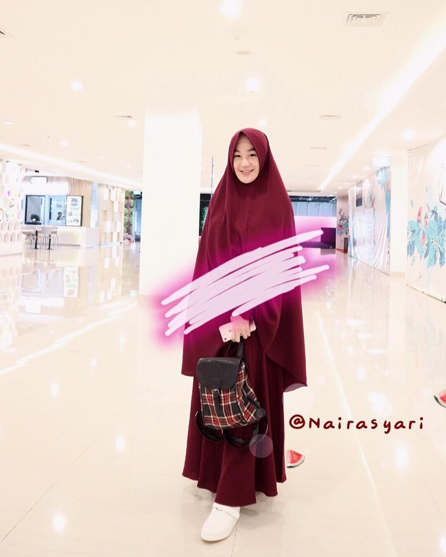 Kali ini Alvin mengunggah foto Larissa Chou yang mengenakan gamis dan khimar meran marun. Tak ada motif atau detail sehingga terlihat sangat sederhana. Larissa Chou memadukan gaya busananya dengan ransel flannel yang juga memiliki sentuhan merah agar matching. Foto: Dok. Instagram @alvin_411
