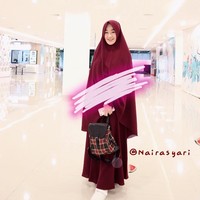 Kali ini Alvin mengunggah foto Larissa Chou yang mengenakan gamis dan khimar meran marun. Tak ada motif atau detail sehingga terlihat sangat sederhana. Larissa Chou memadukan gaya busananya dengan ransel flannel yang juga memiliki sentuhan merah agar matching. Foto: Dok. Instagram @alvin_411