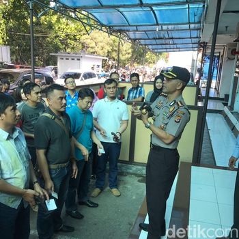 Tingkatkan Kewaspadaan, Kapolrestabes Bandung Cek Senpi Anggota