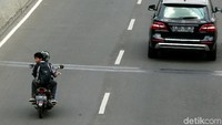 Hari ke hari, ada saja ulah para pengemudi motor yang nekat menerobos JLNT tersebut.