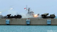 Alutsista demo tempur lainnya yang unjuk gigi antara lain Meriam 155 Caesar, heli Colibri, Apache AH-64-E dan lain-lain. 