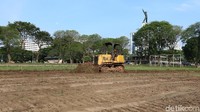 Rumput lapangan dikeruk, Kamis (5/10/2017).