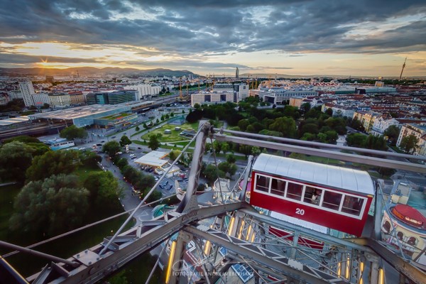 Kota ketiga yang memiliki gaya hidup tersehat adalah Wina, Austria. Kota ini terkenal arsitektur, seni, dan musiknya yang menawan. Di sana juga orang-orangnya hobi ngegym karena harganya yang murah yakni 26 euro sebulan. Foto: (Dok. Wiener Riesenrad) Kota ketiga yang memiliki gaya hidup tersehat adalah Wina, Austria. Kota ini terkenal arsitektur, seni, dan musiknya yang menawan. Di sana juga orang-orangnya hobi ngegym karena harganya yang murah yakni 26 euro sebulan. Foto: (Dok. Wiener Riesenrad)