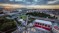 Kota ketiga yang memiliki gaya hidup tersehat adalah Wina, Austria. Kota ini terkenal arsitektur, seni, dan musiknya yang menawan. Di sana juga orang-orangnya hobi ngegym karena harganya yang murah yakni 26 euro sebulan. Foto: (Dok. Wiener Riesenrad)