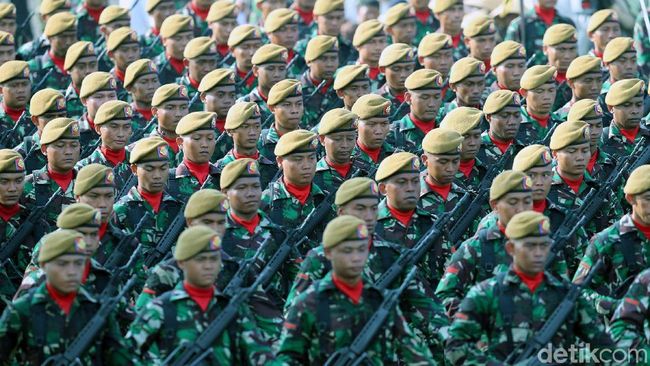 Presiden Jokowi Pimpin Upacara HUT TNI ke 72